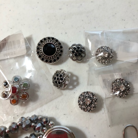 Magnolia and Vine Snap Bracelet and Earring Bundle - Picture 2 of 2